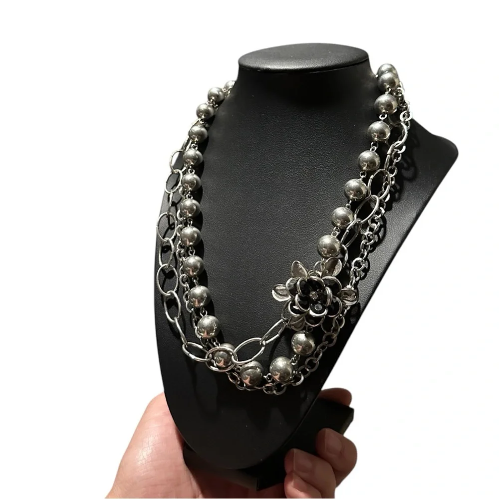 Vintage Elegant Silver Necklace with Floral Accent